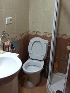 uma casa de banho com um WC e um lavatório em Apartamento tradicional em Canet d'En Berenguer