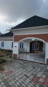 una casa con un patio con dos bancos. en 3 bed apartments at awoyaya, ibeju lekki. Lagos. en Awoyaya