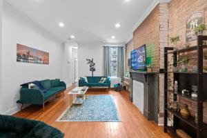sala de estar con sofá y chimenea en Large Home Near NYC In Hoboken Sleeps 6, en Hoboken