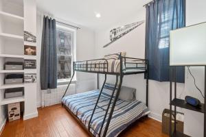 Dormitorio pequeño con litera y ventana en Large Home Near NYC In Hoboken Sleeps 6, en Hoboken