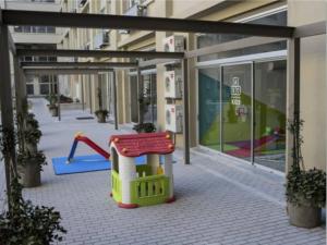 un parque infantil en el medio de un edificio en Acogedor, inolvidable, en Montevideo