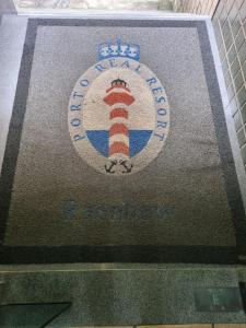 a picture of a sign with a lighthouse on it at APT. ESPETACULAR NO PORTO REAL RESORT - BELA VISTA 3 SUÍTES in Mangaratiba