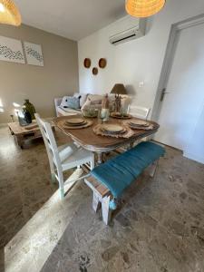 uma sala de jantar com uma mesa e um sofá em Ô sparolland em Saint-Mandrier-sur-Mer