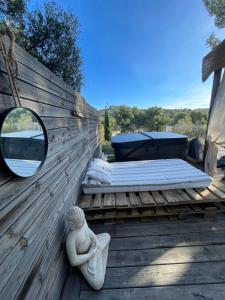 um quarto com uma cama e um espelho numa parede de madeira em Ô sparolland em Saint-Mandrier-sur-Mer