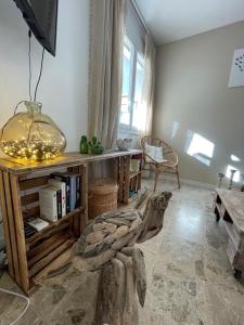 uma sala de estar com uma mesa e uma cadeira num quarto em Ô sparolland em Saint-Mandrier-sur-Mer