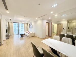 - un salon avec un canapé, une table et des chaises dans l'établissement City Center 4BR Apartment, à Hanoï
