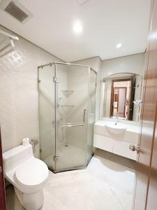 La salle de bains est pourvue d'une douche, de toilettes et d'un lavabo. dans l'établissement City Center 4BR Apartment, à Hanoï
