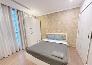 - une chambre avec un lit et une grande fenêtre dans l'établissement City Center 4BR Apartment, à Hanoï