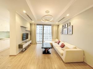 - un salon avec un canapé et une table dans l'établissement City Center 4BR Apartment, à Hanoï