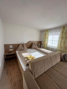 duże łóżko w pokoju z dużym łóżkiem w obiekcie Frühstückspension Alpenrose Bed & Breakfast w mieście Iselsberg