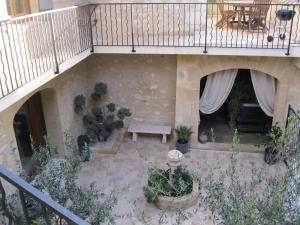 an external view of a patio under a balcony at Jim cosy & spa in Saint-Hilaire-dʼOzilhan