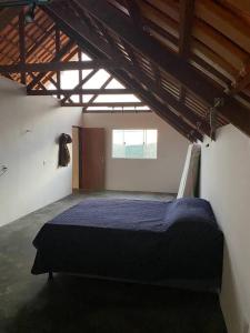 um quarto com uma cama azul num quarto em Chalé Vista Encanto dos Montes em Monte das Gameleiras