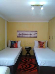 pokój z 2 łóżkami w pokoju w obiekcie Plk Noord Guesthouse w mieście Polokwane