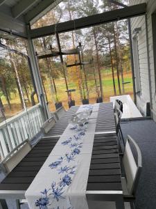una mesa larga con flores azules en el porche en Studio Nordcenter, en Raasepori