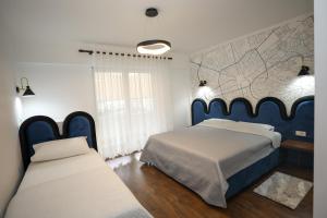 Un dormitorio con dos camas y un mural en la pared. en Tirana Center Apartment - Your Cosy Corner, en Tirana 71 fotos más