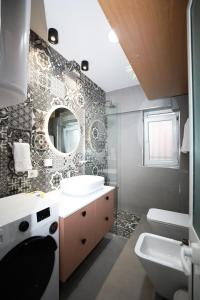 un baño con lavabo y espejo en Tirana Center Apartment - Your Cosy Corner, en Tirana