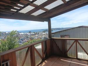 einen Balkon mit Stadtblick in der Unterkunft EL URCO CHILOE HOSTEL in Ancud