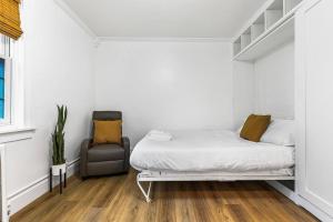 Una cama o camas en una habitación de New! Central & Peaceful Studio Apt in Allentown