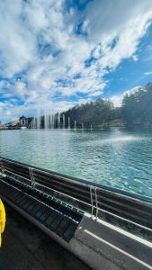 un grand plan d'eau avec une fontaine dans l'établissement Lux Apartman Atlantis, à Zlatibor