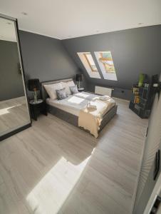 - une chambre avec un lit et une lucarne dans l'établissement Apartament Boczna 3/3, à Karpacz