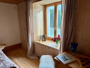 1 dormitorio con ventana y mesa con libro en Pastelle, en Saint-Sulpice