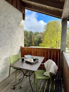 un patio con mesa y sillas en una terraza en Pastelle, en Saint-Sulpice