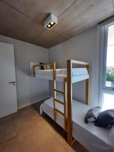 ビージャ・ヘセルにあるMAReSSの窓のある部屋に二段ベッドが2つある