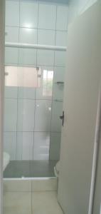 un bagno bianco con doccia e WC di Casa na praia a Balneário Barra do Sul
