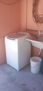 un water bianco accanto al lavandino in un bagno di Casa na praia a Balneário Barra do Sul