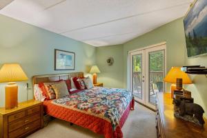 - une chambre avec un lit, une table et des lampes dans l'établissement Two bedroom mountain condo, 2 minutes from ski resort, pool and clubhouse onsite !, à Gatlinburg 36 autres photos