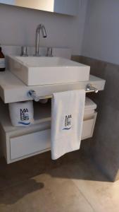 ビージャ・ヘセルにあるMAReSSのバスルーム(シンク、白いタオル付) +16枚の写真