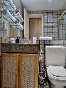 a bathroom with a toilet and a sink at APT. ESPETACULAR NO PORTO REAL RESORT - BELA VISTA 3 SUÍTES in Mangaratiba