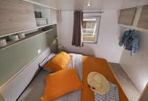 Postel nebo postele na pokoji v ubytování Camping L'Orangeraie