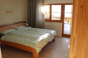 een slaapkamer met een bed en een raam bij Ferienwohnung Bergzauber Krün in Krün