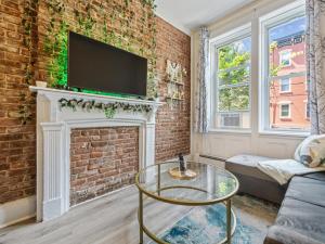 Χώρος καθιστικού στο Minutes to NYC Sleeps 5