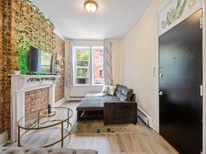 - un salon avec un canapé et une cheminée dans l'établissement Minutes to NYC Sleeps 5, à Hoboken