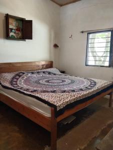 a bed in a room with a quilt on it at Casa de playa en Dibulla in Dibulla