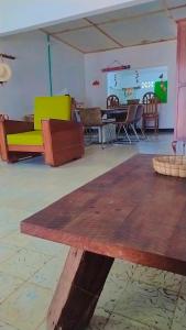 d'une salle à manger avec une table et des chaises. dans l'établissement Casa de playa en Dibulla, à Dibulla