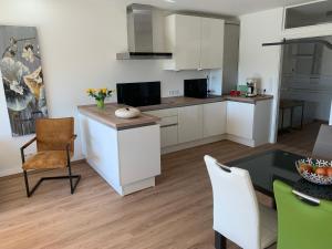Η κουζίνα ή μικρή κουζίνα στο Casada: 3-Zimmer-Zuhause mit Büro