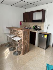 Kuchyň nebo kuchyňský kout v ubytování Acogedor apartaestudio ubicado en la zona rosa de Pereira