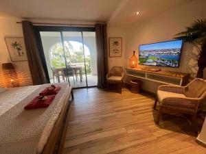 TV a/nebo společenská místnost v ubytování orient bay studio -alamanda front de mer