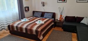 A bed or beds in a room at BumbleBee Apartment with AC