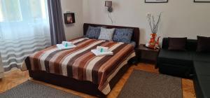 A bed or beds in a room at BumbleBee Apartment with AC