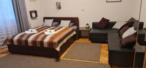 A bed or beds in a room at BumbleBee Apartment with AC