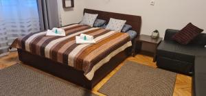 A bed or beds in a room at BumbleBee Apartment with AC