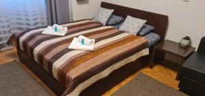A bed or beds in a room at BumbleBee Apartment with AC