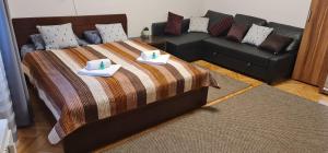 A bed or beds in a room at BumbleBee Apartment with AC