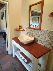 uma casa de banho com um lavatório e um espelho num balcão em Fairfield Cottages em Ceres