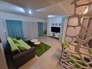 een woonkamer met een bank en een tv bij Villa Paraiso-Luxury Villa with Heated Pool in Adeje