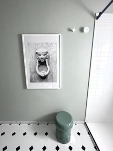 a bathroom with a picture of a head on the wall at Porta 1923 Bed and Art in Gravina in Puglia